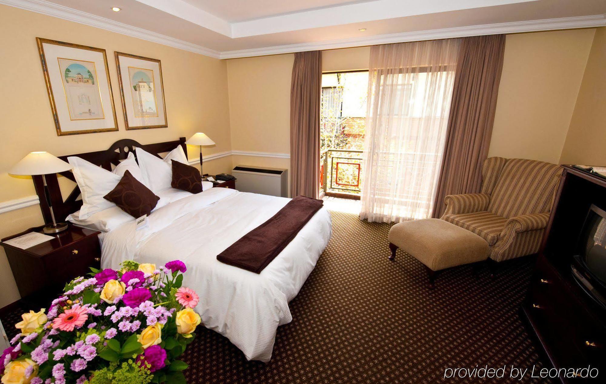 Courtyard Hotel Rosebank Johannesburg Exterior photo