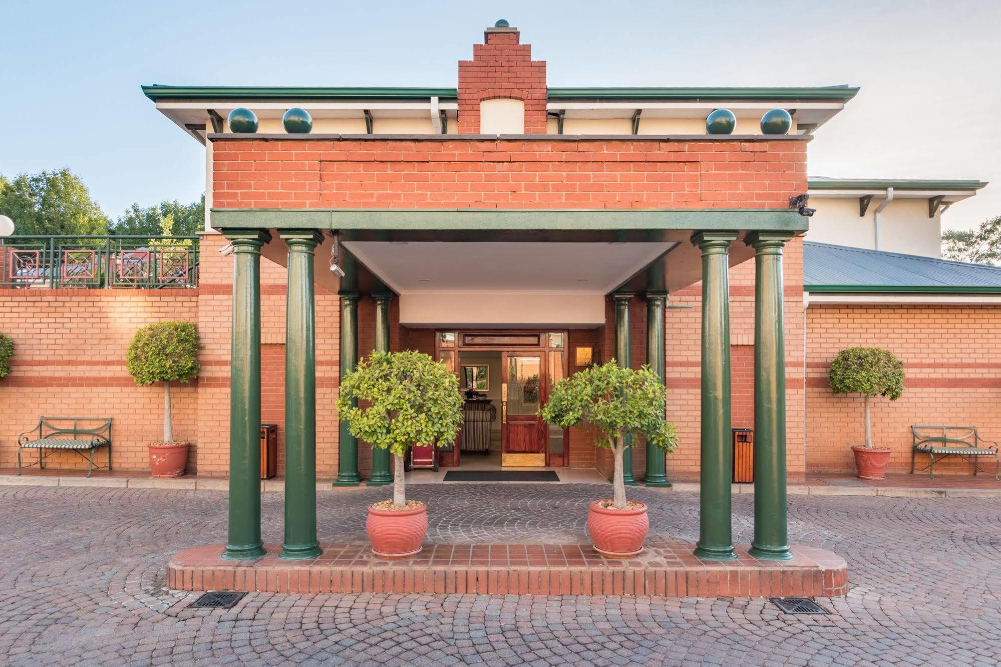 Courtyard Hotel Rosebank Johannesburg Exterior photo