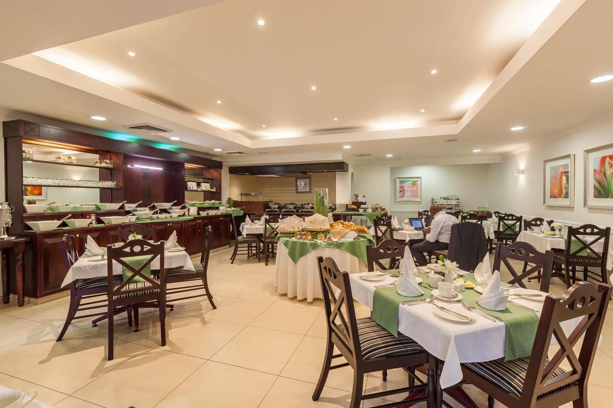 Courtyard Hotel Rosebank Johannesburg Exterior photo