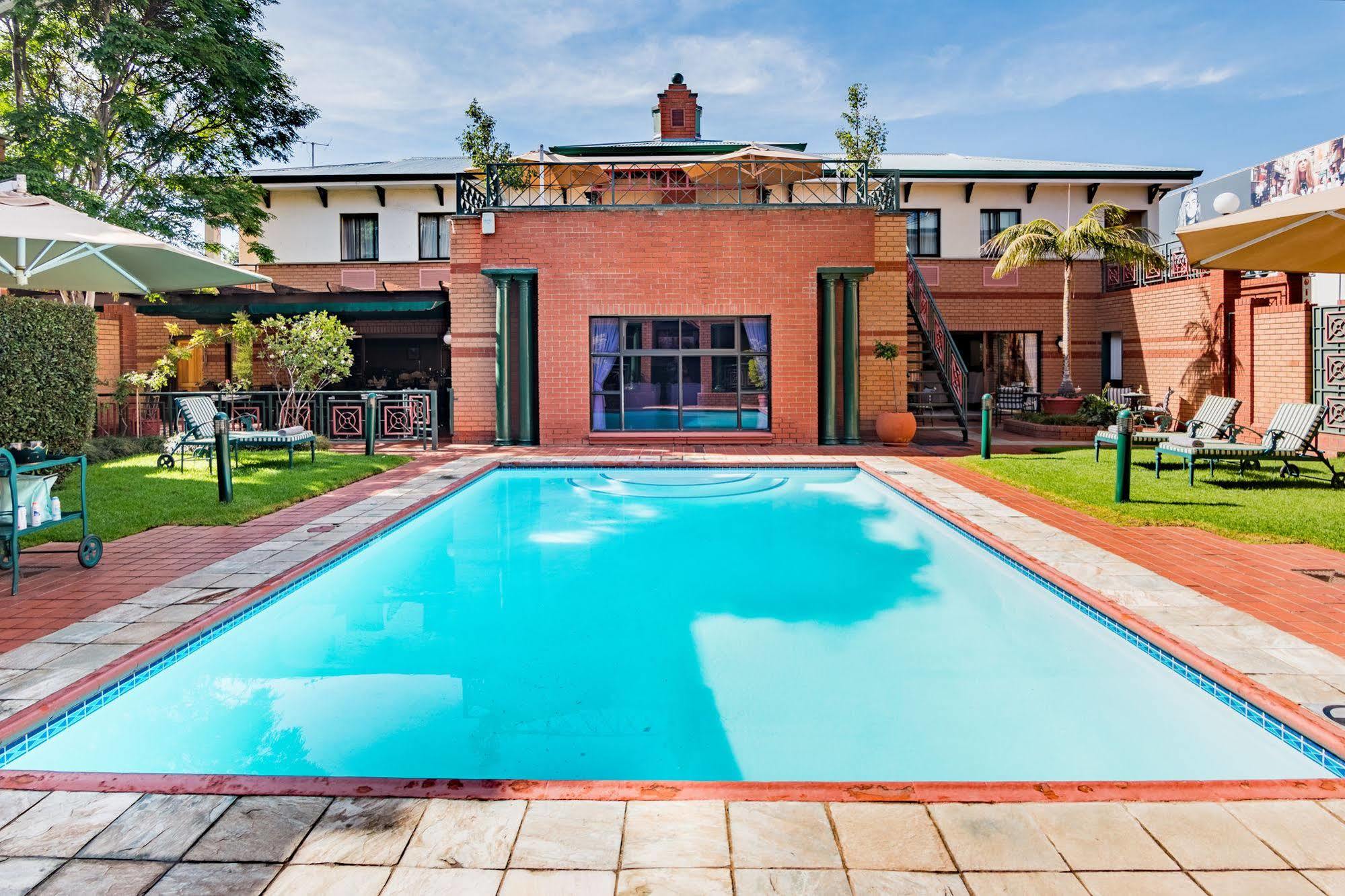 Courtyard Hotel Rosebank Johannesburg Exterior photo